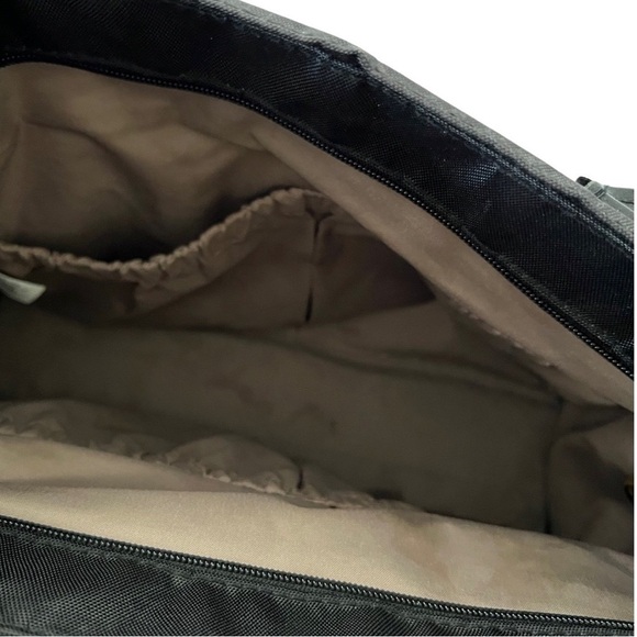 SKIP HOP Multifunction Large Crossbody Shoulder Diaper Bag in Black - Picture 10 of 11